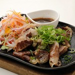 広島でよく食べられている部位です。たっぷりのオニオンスライスと共に。
