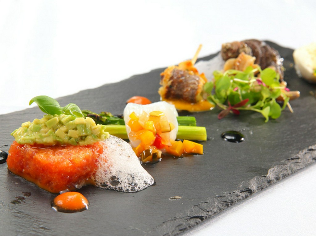 豊かな色合いで視覚でも楽しめる『前菜の盛り合わせ』