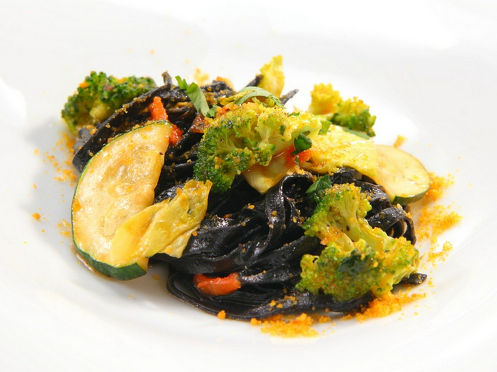 奥深い味わいが印象的な『夏野菜とカラスミのペペロンチーノ　イカスミを練り込んだ手打ちパスタ』