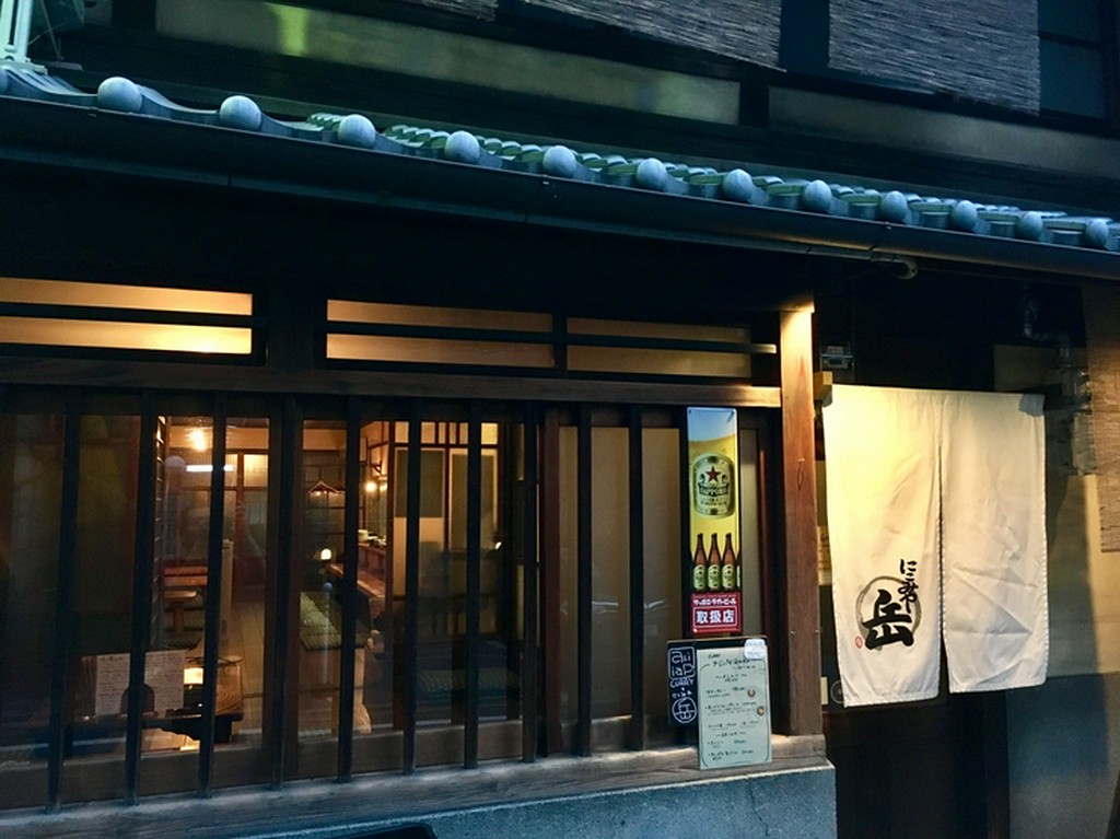 時を重ねた風合いに伝統と懐かしさが薫る、町屋を改装した店構え