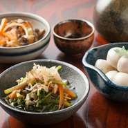 その時期の旬の京野菜をふんだんに使用した品々が並ぶ「おばんざい」。どこか懐かしいおふくろの味を心ゆくまで味わえます。