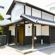 江坂駅から少し離れて佇む隠れ家。その居心地の良さから、特別な日のごちそうをいただくお店として選ばれている【旬彩天つちや】。ハレの日の彩りに、また思い出に残るひとときに最適な一軒です。