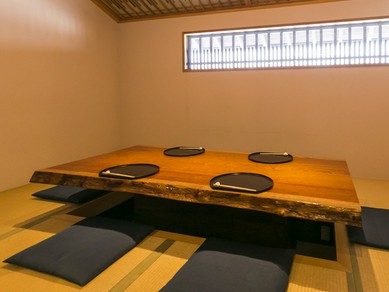 静けさの満ちる個室でいただく珠玉の料理を