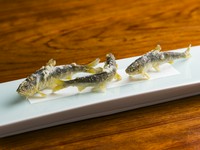 30分前まで泳いでいた鮎を氷で締め、おいしい瞬間を閉じ込めた一皿です。合わせるお酒は、ボディの強い火入れの純米酒か、ワインならスパイシーな赤がおすすめ。格別の香りと苦みとの相性が抜群です。