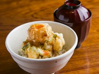 コース料理の〆としてお腹を満たすご飯もの。甘辛たれをからめたかきあげの上には、卵黄の天婦羅。くずせばとろりとほぐれ、たまごかけご飯のようなまろやかさでいただけます。