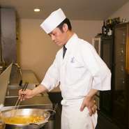 仕入れの時から油の温度や衣の厚さ、揚げ時間まで考えるという店主。真摯な目がおいしい瞬間を見極めます。