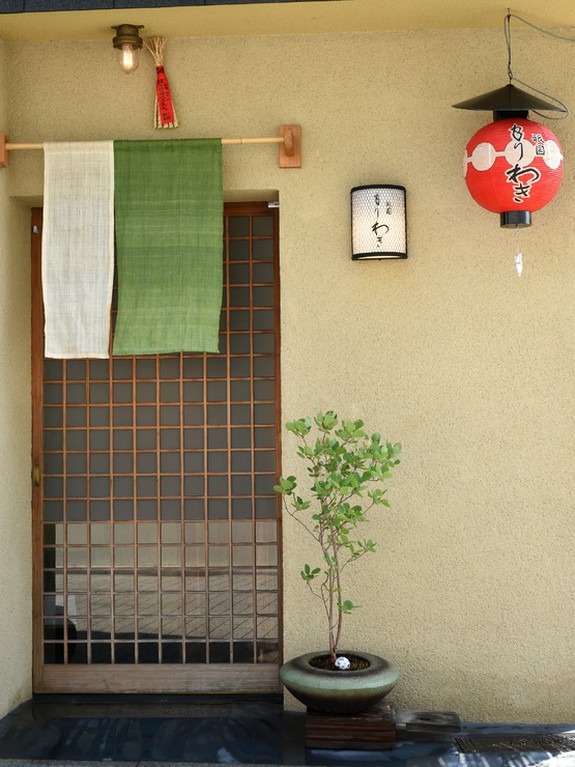 風情ある麻暖簾が目印。祇園の片隅にある純和風の佇まい