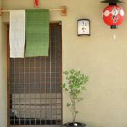 祇園町南側の路地を入った、人通りが少なく、静かで落ち着いた場所にひっそりと佇む隠れ家的な【祇園　もりわき】。記念日のデートや家族のお祝い事に相応しい、とっておきの一軒です。