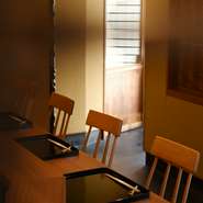 凛とした雰囲気、洗練された空間、素材を大切にした美食、どれをとっても記念日のデートにお誂え向き。繊細な料理を満喫できるおまかせコースで、素敵な記念日のお祝いはいかがでしょうか。