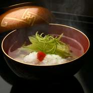 賀茂ナスや鱧、フキ、青柚子、新じゅんさいなど旬の食材をふんだんに使い、優しい味に仕上げた日本料理の華『煮物椀』。季節感溢れる料理を囲んで、料理と会話を静かに楽しむのもよいものです。