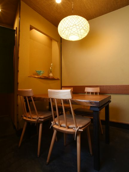 家族の祝宴に適した、ゆったりと食事を楽しめるテーブル席
