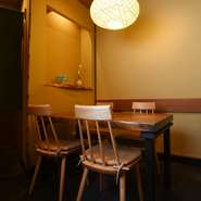 優しいムードを醸し出す土壁に、さりげなく飾られた季節の花が和やかさを演出。カウンターのみならず、4人掛けのテーブル席もあり、ご両親の結婚記念日や長寿を祝う席として最適です。