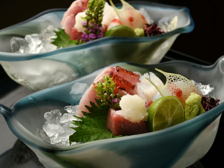魚介類は天然物にこだわり、旬の鮮魚を市場から厳選仕入れ