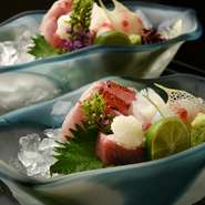 千葉県産『金目鯛の焼きしぼ』、近海で獲れたマグロ、剣先イカ、車エビなど、天然物にこだわった魚介類を使った『向付』。料理の命・ダシは枕崎の本枯れ節、北海道礼文島の利尻昆布を使って毎日丁寧に引かれます。