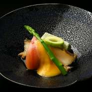 恵まれた漁場で育った舞鶴の鮑は、身がよく肥え、コクのあるコリコリとした食感が特徴。米にもこだわり、自然農法で栽培されている【こばふぁーむ】のお米が使用されています。