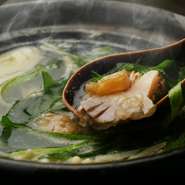 季節ごとに素材が変わり、四季折々の風情を楽しめる小鍋。千葉県産の200～250gの特大蛤が使用されており、特大蛤から出るダシと旨み、九条ネギを共に味わえる珠玉の一品です。