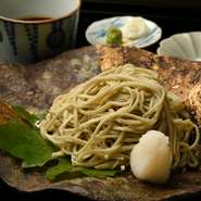 石臼を使って粗挽きした蕎麦粉と水のみで毎朝手打ちされた、喉越しのよい十割蕎麦。埼玉県三芳町の船津貞夫氏の蕎麦粉をメインに、その時に美味しい蕎麦粉が使われます。