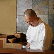 お客様の会話を邪魔しないように、かつ何を求められているかを考えて接客。料理はあくまで一つの手段であり、居心地のよい空間とともに大切にしていきたいと考えています。