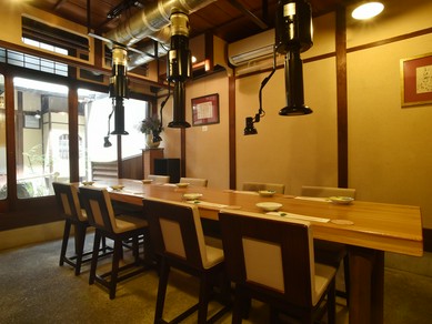 落ち着いた雰囲気の店内は大切な会食におすすめ