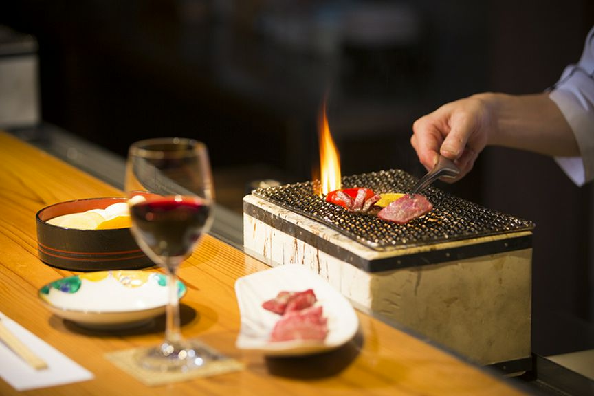 カウンター席は1人で近江牛を堪能できる特等席