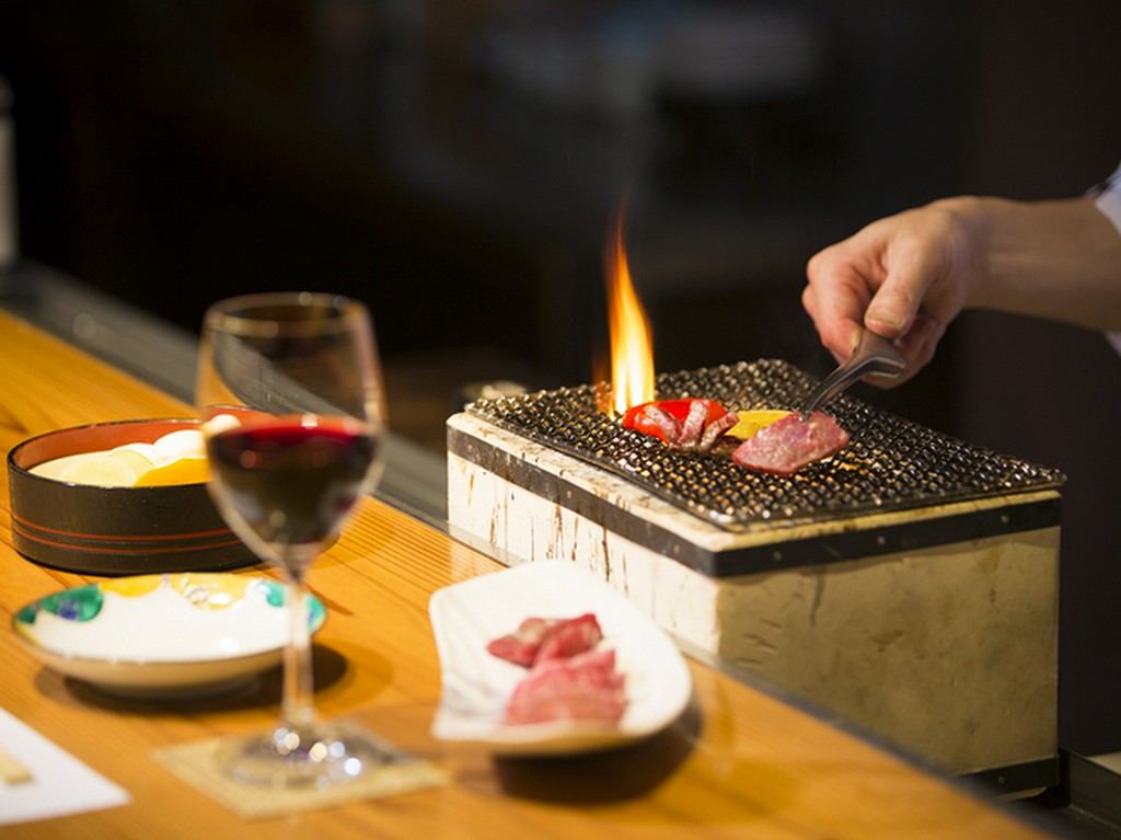 カウンター席は1人で近江牛を堪能できる特等席