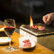 焼肉となると1人ではお店に入りづらいものですが【完熟近江牛 鴨川たかし】はカウンター席があるので入りやすいお店。料理長が目の前で焼いてくれるお肉は格別。食材の説明を受ければお肉の楽しみ方が広がります。
