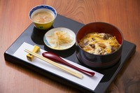 料理長秘伝のタレで甘辛く炊きこんだトロトロの近江牛を、ふわふわ玉子で閉じ込めた絶品の「近江牛丼」。その奥深い味わいをワンコインでお召し上がりいただけます！