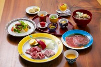 ・先付小鉢
・創作一品
・本日の炭火焼肉(三種)
・焼野菜
・炭火 焼きすき
・本日のお食事
・季節のデザート