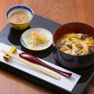 料理長秘伝のタレで甘辛く炊きこんだトロトロの近江牛を、ふわふわ玉子で閉じ込めた絶品の「近江牛丼」。その奥深い味わいをワンコインでお召し上がりいただけます！（並盛：500円　大盛：700円）