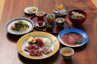 ランチは盛りだくさんな『炭火焼御膳』がおすすめです