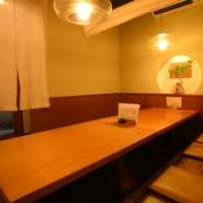 カウンター8席に半個室の座敷が2部屋。落ち着いた佇まいの店内で振る舞われるのは、京料理をイメージした少量多皿の串揚げコース料理です。店主オリジナルの創作料理で、大切なお時間を演出します。