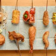 市場から仕入た新鮮な海の幸に、農家から直で仕入れた京野菜。店主自らが納得した旬や地場産の食材を厳選して一皿に仕上げます。【串ひら尾】の串揚げは食材選びからこだわり抜いています。