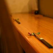 カウンター席の他に、お座敷の半個室が2部屋用意されています。京都らしい落ち着いた雰囲気を感じながら、日常を忘れるひとときを過ごせるでしょう。観光帰りの夜などに是非お立ち寄りください。