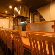 カップルでも立ち寄りやすい雰囲気も【串ひら尾】の魅力。串揚げをつまみにゆっくりと飲むのもいいですし、カウンター越しの店主と会話を楽しみながら過ごす時間もまたいいでしょう。