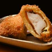 店主が市場で仕入れた活流れ子をこだわりの衣に包みました。異種の食感を同時にお楽しみください。