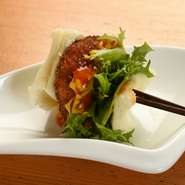 九州産黒豚を一口サイズの串揚げに。サクッとした食感に、ジューシーな旨みが広がります。