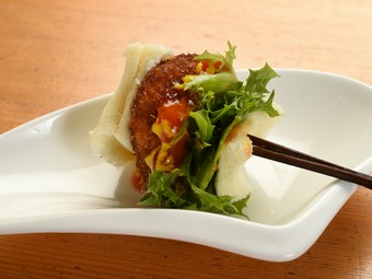 一口サイズで女性から評判！九州豚のハムカツサンド