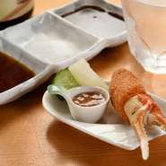 揚げたての衣の中にズワイガニの旨みを凝縮。自家製のカニ酢がズワイカニの味覚を引き立てます。