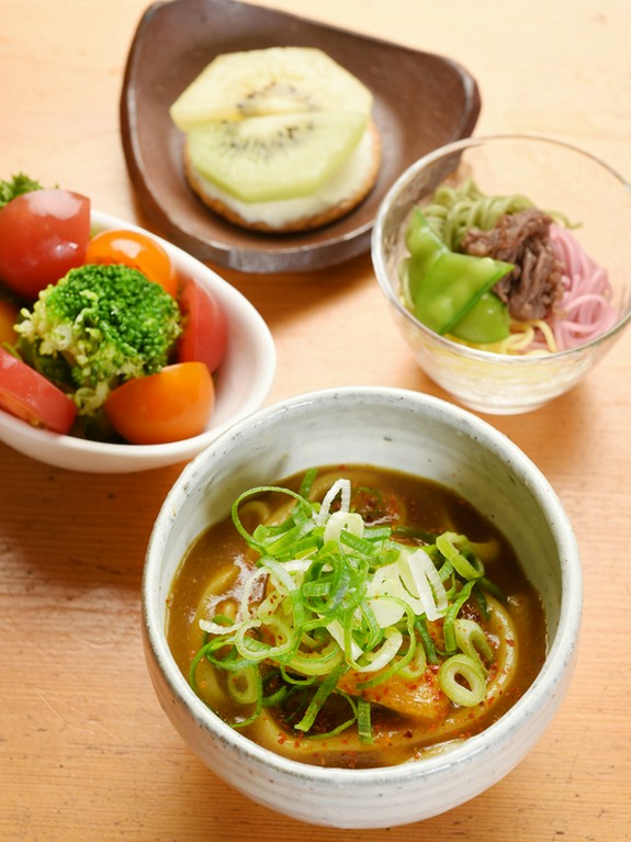 お店の隠れ人気メニュー！一口サイズのカレーきつねうどん