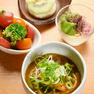 コース料理の最後の締めにお出ししている「カレーきつねうどん」は、お客様の声から定番メニューになった常連様から人気の一品です。一口サイズに仕上げております。コース料理の締めにお楽しみください。