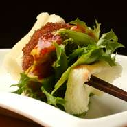 トマトや玉ねぎ、水菜などの京野菜を契約農家から直で仕入れています。甘みやみずみずしさがある、旬の京野菜を私自身の目でセレクトしました。