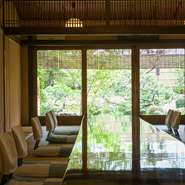 席は個室仕様
すべての個室から四季を彩る日本庭園を見ることができます
旬の食材、水にもこだわった料理と、庭から季節の移り変わりを感じる極上の空間で、大切な方のおもてなしを