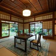 伝統的な建築様式が息づく店内は、和の趣が漂う落ち着いた空間。緑豊かな庭園を望む個室では、プライベートな時間をゆっくりと楽しめます。丁寧に仕上げられた贅沢な料理は、大切な日にぴったりです。