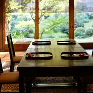 料理はもちろん、厳選された日本酒やワインが揃い、大切な人にもきっと喜んでもらえるでしょう。一品一品に込められた匠の技が、接待の場をより格調高いものに演出。洗練されたサービスと品格ある空間へ、ぜひ。