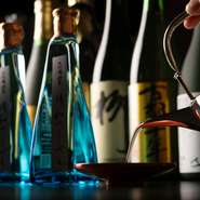 日本酒の名産地として名高い伏見の地。名水を用いて生まれる深い味わいが魅力です。有名蔵の逸品が一堂に会するだけでなく、店独自に仕込まれたオリジナルのお酒も提供されています。料理と一緒に、ぜひ。