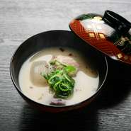 地元・京都の野菜を中心にしたコースです。写真の『八寸』は、海の幸と山の幸をバランス良く構成したコースの一品。一口サイズの中に隠された、豊かなおいしさに注目して。（画像はイメージです。）