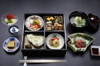 新鮮な旬のお魚を向附としてお召し上がり頂きます。
向附、煮物椀、松花堂弁当(取肴・焚合・酢物・ご飯)、水物となります。