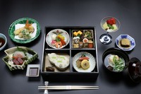 煮物椀は会席料理のメインディッシュとなるお料理です。
季節感豊かなお椀をお楽しみ下さい。
向附、煮物椀、天麩羅、松花堂弁当(取肴・焚合・酢物・ご飯)、水物となります。