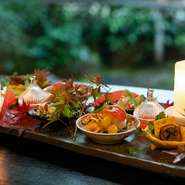 四季折々の恵みを凝縮した一皿。調理方法もさることながら、味わいも甘味、酸味、辛味に至るまで、多彩な味覚が見事に調和しています。職人の繊細な技が光る盛付けも、まるで一幅の絵画のようです。