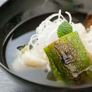 井戸からくみ上げた京都のおいしい水で調理しているので、とてもしっかりしただしができます。夏の鱧の季節なら鱧だしを、秋にはアラをつかった潮汁を。時には野菜からだしをとり、豊潤な味を表現しています。